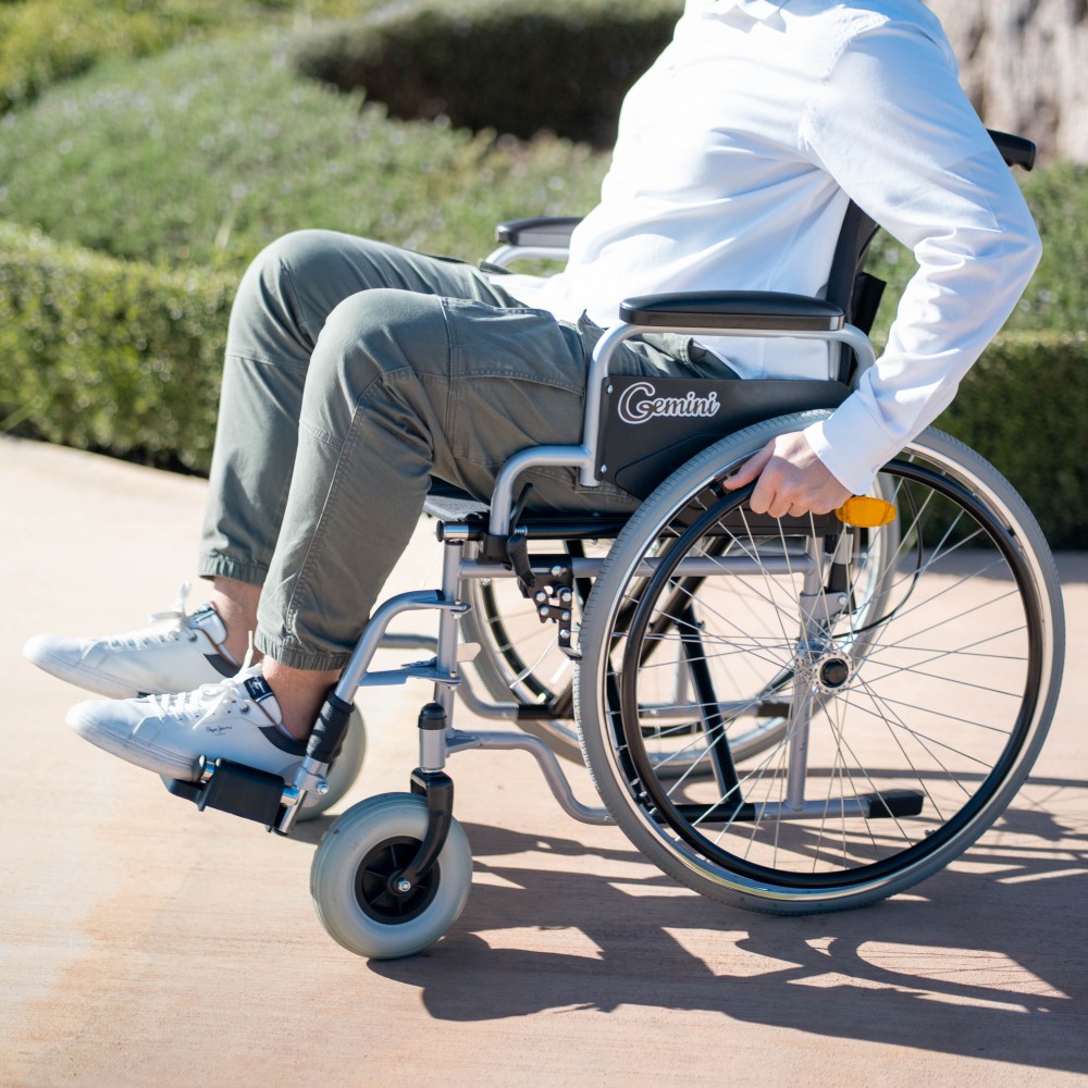Aναπηρικό Αμαξίδιο Διπλής Σταυρωτής Μπάρας Στήριξης GEMINI. Οπίσθιος Τροχός 24". Πλάτος Καθίσματος 46cm. Ασημί. 0811300.